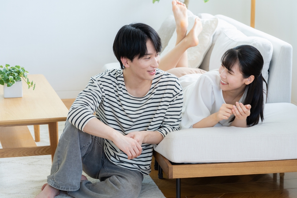 リビングでくつろぐ画像